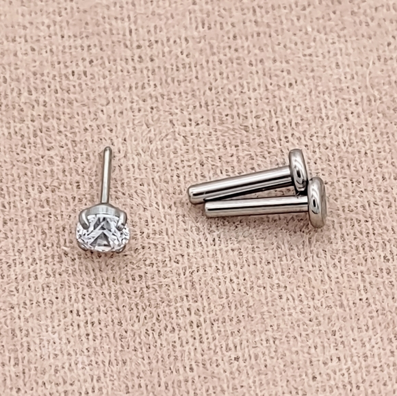 Brand New Doviana White CZ 3mm Threadless Titanium Flat Back Single Earring - Picture 2 of 9